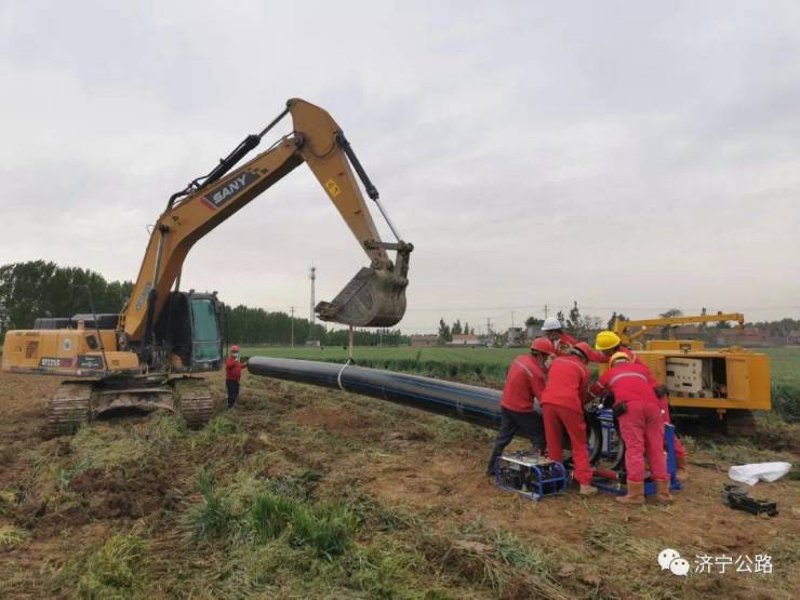在济宁迪尔安装的业务领域中，工业安装与民用安装虽然都是涉及基础设施建设，但两者之间存在着显著差异。让我们通过具体案例来了解一下这两种类型的安装。